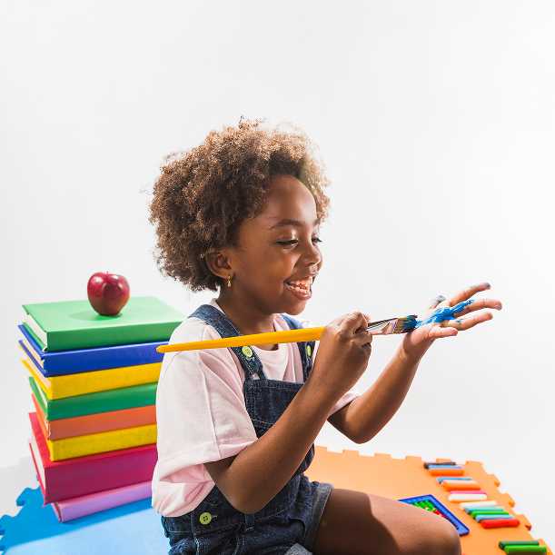 Enfant en activité créative